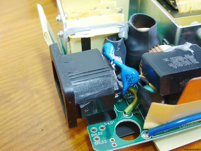 拆解戴爾12V 18A電源 內部構造與做工解析